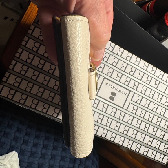 Coach Chalk Leather Wallet with Gold Horse & Carriage Close - Picture 9 of 9